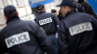«Курьеры доставляют «товар» в костюме французской полиции»