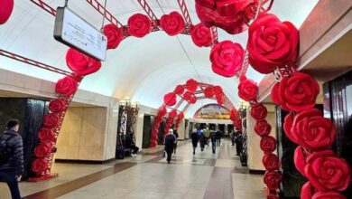 Станции московского метро украсят розами к 8 Марта