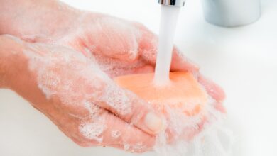 Дерматолог указала на опасность умывания мылом